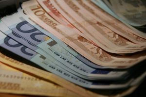 Euro s-a apreciat la 4,7435 lei